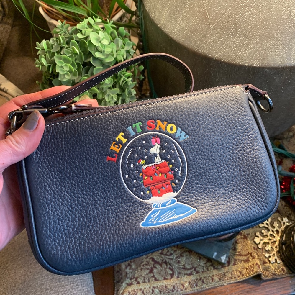 Authentic COACH Pebbled leather Peanut snoopy collection zip shoulder/wristlet - Picture 3 of 15